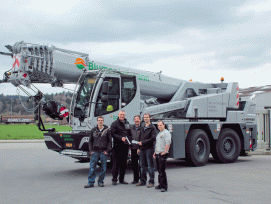 Zufriedene Gesichter bei der Übergabe des Mobilkrans (v. l. n. r.): Thomas Metzger (BL Silobau AG),  Marc Bollinger (Liebherr-Baumaschinen AG), Marc Brütsch (Liebherr-Baumaschinen AG), Roger Brander (Stv. Geschäftsführer BL Silobau AG), Patrick Meister (B