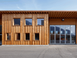 Anders als beim gewöhnlichen Bauernhaus mit horizontalen Holzbalken sind die Querschnitte beim Hauptgebäude vertikal geführt.