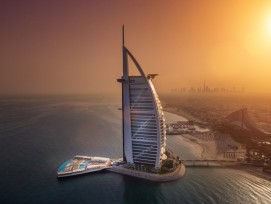 Vor dem Burj Al Arab erstreckt sich das Sonnendeck rund 100 Meter in den Golf (Bilder Jumairah Group)