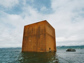 Der Würfel von Jean Nouvel im Murtensee gehörte zu den Wahrzeichen der letzten Landesausstellung in der Schweiz, der Expo.02 (Daniel Steger, Wikimedia Commons CC BY-SA 2.5) 