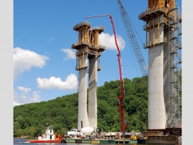 Betonpumpe im Einsatz. Mit den System können gefährliche Schwankungen verhindert werden. (Copyright Schwing-Stetter)