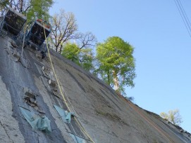 In der gefährdeten Zone werden die Anker in den Fels eingebracht. (Foto: Basler & Hofmann AG )