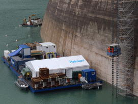 Bild 1/6: Ein auf dem Stausee Livigno installierter Ponton dient als Arbeitsplattform. (Alle Bilder: Engadiner Kraftwerke AG)