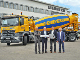 Zufriedene Gesichter bei der Übergabe des Jubiläums-Fahrmischers (v. l. n. r.): Michael Barthel,  Mark Figel (beide Liebherr), Reinhold Brehm (Transbeton), Bernd Wiest (Liebherr).