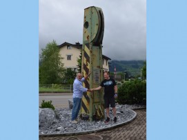 Max Schilling (links) und Markus Habermacher vor dem Kran-Ausleger in Wangen SZ (Bild: Höfner Volksblatt/March-Anzeiger)