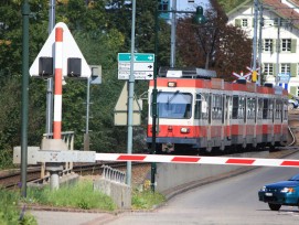 Ein Zug der Waldenburgerbahn rollt durch Hölstein BL (Markus2008, CC BY-SA 3.0, commons.wikimedia.org)