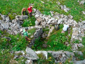 Architekturstudenten spüren alpine Siedlungsreste auf. (F. Flückiger / zvg)