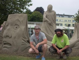 Die Gewinner des Sandskulpturen-Festivals 2016: Ivan Zverev (links) und Dmitryi Klimenko. (Bilder: René Koller - Sandskulpturen Festival Verein Pablo)