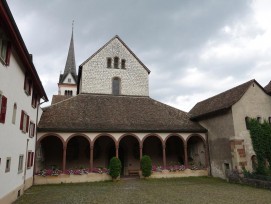 Eingang des Klosters mit Münstervorhalle. 1/20  (Alle Bilder: Claudia Bertoldi)