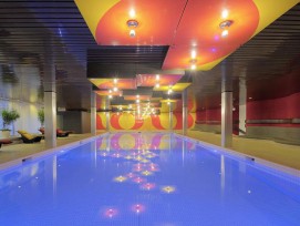 Bei manchen Anlagen  - im Bild der Pool im "Radisson" - wurde der Hebel angesetzt (Radisson Blu Basel)