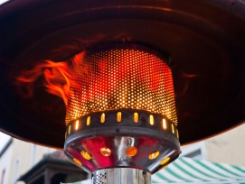 Das Verbot von Heizpilzen hat in der Basler Gastronomie zu Umsatzeinbussen und Wettbewerbsnachteilen geführt (Symbolbild, Haneburger/Wikimedia Commons CC0 1.0)