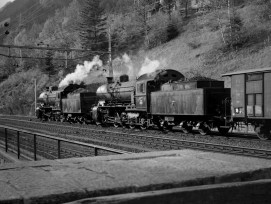 Historische Aufnahme: Der Foto- und Filmgüterzug der Schweizerischen Bundesbahnen (SBB) verkehrte am Montag, den 4. 11. 1957, im Rahmen des Jubiläums «75 Jahre Gotthardbahn» mit drei Dampflokomotiven der Serie  C 5 / 6 auf der Gotthard-Nordrampe. Im Bild 