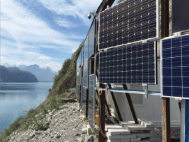 Die Photovoltaik-Testanlage am Walensee (© EKZ)