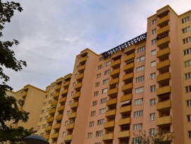 Die Hybrid-Anlage wirkt wie eine Ergänzung der Fassade (Bilder zvg)