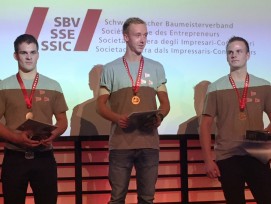 Kevin Hofer an der Siegerehrung mit Stefan Hersche (links) und Robby Hinnen (rechts).  (SBV)