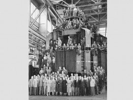 Gruppenfoto um 1952 von Angestellten der ABB mit einem Wasserkraftgenerator für das Nilkraftwerk Assuan. (Archiv-BBC) 1/3