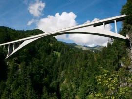 Die Salginatobelbrücke gilt als Meilenstein der Ingenieursbaukunst. (Rama, CC BY-SA 2.0, Wikimedia)