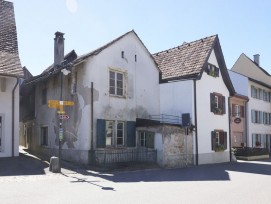 1/2 Das Haus an der Burggasse in Muttenz (Bildmitte). Das Nachbargebäude ist konstruktiv mit ihm verbunden, archäologisch jedoch nicht untersucht (Archäologie Baselland)