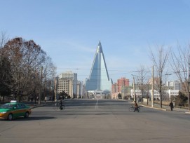 Es könnte das Wahrzeichen von Pjöngjang sein. Doch im Ryugyong Hotel wohnt nach 30 Jahren Bauzeit immer noch kein Gast. (Laika ac_Wikimedia Commons _ CC BY-SA 2.0)