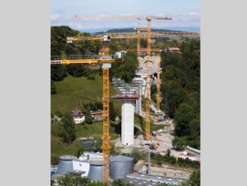 Turmdrehkrane im Einsatz beim Bau der Poyabrücke.