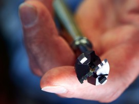 So sieht der kleine Bohrer aus, der Eis in einer Tiefe von 25000 Metern erbohren soll (Manu Friederich, Universität Bern)
