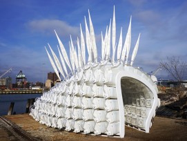 Ein Prototyp des Cricket-Shelters wurde im Hafen von Brooklyn in New York aufgestellt und tourte anschliessend mit der Ausstellung „Überlebensarchitektur“ durch amerikanische Museen. (Bilder: Terreform One)