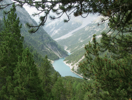 Blick auf den gestauten Lago di Livigno: Werfen solche Anlagen für die öffentliche Hand bald keine Zinsen mehr ab? (Bild: JWeller, CC BY-SA 3.0)