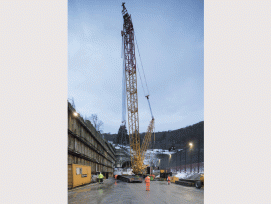 Die Tunnelbohrmaschine wird am Portal des Bözberg-Tunnels mit Hilfe eines Raupenkrans zusammengesetzt. (Bilder zvg)