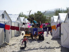 Die "Better Shelters" auf Lesbos in einem Flüchtlingslager. (bettershelter.org) 