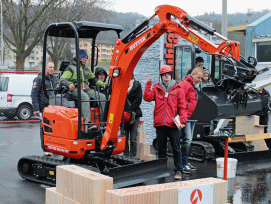 Einer der Minibagger am Wettbewerb. (Bild: Baublatt)