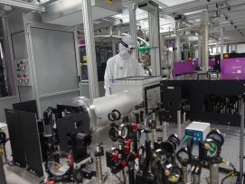 Ein Wissenschaftler bei der Arbeit am Laser. (Bild: www.hilase.cz)