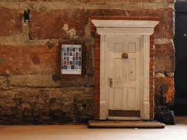 Eine «Fairy-Door» an einer Mauer. (Bild: The Ann Arbor News)