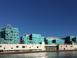 Seegrüne statt blaue Solarzellenfassade: die Internationale Schule in Kopenhagen. (EPFL)