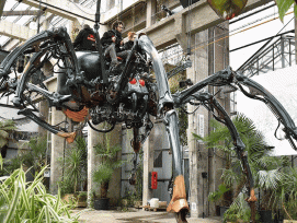 Eine grosse mechanische Spinne, die sich bewegen lässt. (Bild: Les Machines de l'ile)