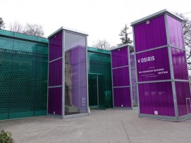 Drei Pavillons wurden extra für die Kolossalstatuen vor dem Museumseingang errichtet.(Foto: Claudia Bertoldi)