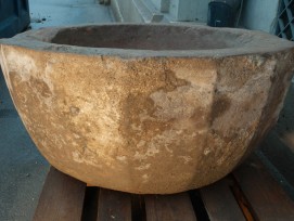 Im 19. Jahrunderrt als Wassersammler zweckentfremdet: der rund 600jährige Taufstein. (Archäologische Bodenforschung)