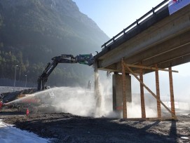 Wie ein Raubtiermaul gräbt sich die Betonabbruchzange in den Stahlbeton. (Alle Bilder: Claudia Bertoldi)
