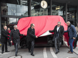 Die Projektbeteiligten enthüllen den selbstfahrenden Shuttle, der ab Sommer ins Zuger Verkehrssystem integriert wird. (Bilder: © SBB CFF FFS)