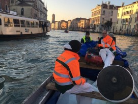 Aussergewöhnlicher Anfahrtsweg: Den malerischen Weg zwischen Tränkungswerk und Einbaustelle legte der BlueLiner auf dem Canal Grande mit dem Boot zurück. (Alle Fotos: Diringer&Scheidel Rohrsanierungen)