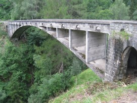 Die Valtschielbrücke mit vernässten Stellen und punktuell abgeplatztem Beton (Conzett Bronzini Partner AG)