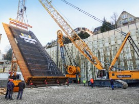 Für die Hangsicherung am Standort des neuen Forschungs- und Laborgebäudes der ETH wird die Bewehrung in die dafür vorgesehene Schlitzwand abgesenkt.