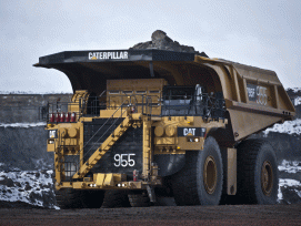 Mit einer Nutzlast von 313 Tonnen landet der Caterpillar 795F AC auf Platz sieben. Der Laster mit amerikanischer Herkunft ist über sieben Meter hoch – mit gekippter Mulde sogar über 15 Meter.