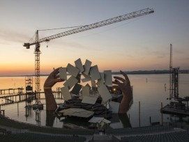 Turmdrehkrane bauen das Bühnenbild für die Oper "Carmen" in Bregenz. 