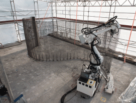 Der Bauroboter «In situ Fabricator» baut ein Stahldrahtgitter. 