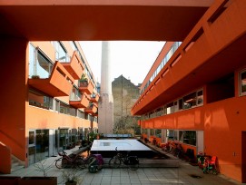Leuchtendes Orange prägt die Sargfabrik in Wien. (R. Christianell)