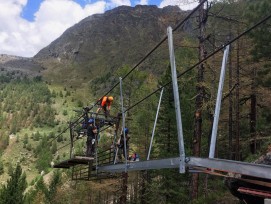 Die Endmontage der Elemente erfolgt in luftiger Höhe von einer eigens entwickelten Vorrichtung. (Bild: Theo Lauber SWISSROPE)