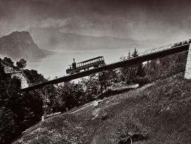 Die Rigi-Bergbahn führt über die Schnurtobelbrücke. Im Hintergrund sieht man den Vierwaldstättersee um 1875 . (Schweizerisches Nationalmuseum)