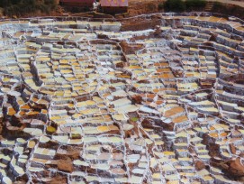 Fast wie ein gemaltes Bild: Die Salzfelder in der Luftaufnahme. (Bild: jdbenthien / pixabay.com)