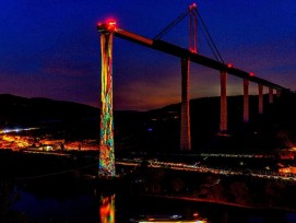 150 Meter hoch ist das Lichtkunstwerk des Künstlers R.O. Schabbach. Bis zum Pfeiler Nummer 4 war im Mai der Vorschub vorgerückt. Am 14. August ist der 10. Vorschub geplant. (zvg)