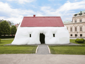 Erwin Wurms "Fat House" beim Oberen Belveder steht in einem grossen Kontrast mit seiner barocken Umgebung. (Johannes Stoll, Belvedere, Wien)